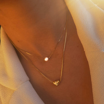 Collier double rang doré cœur et perle blanche porté