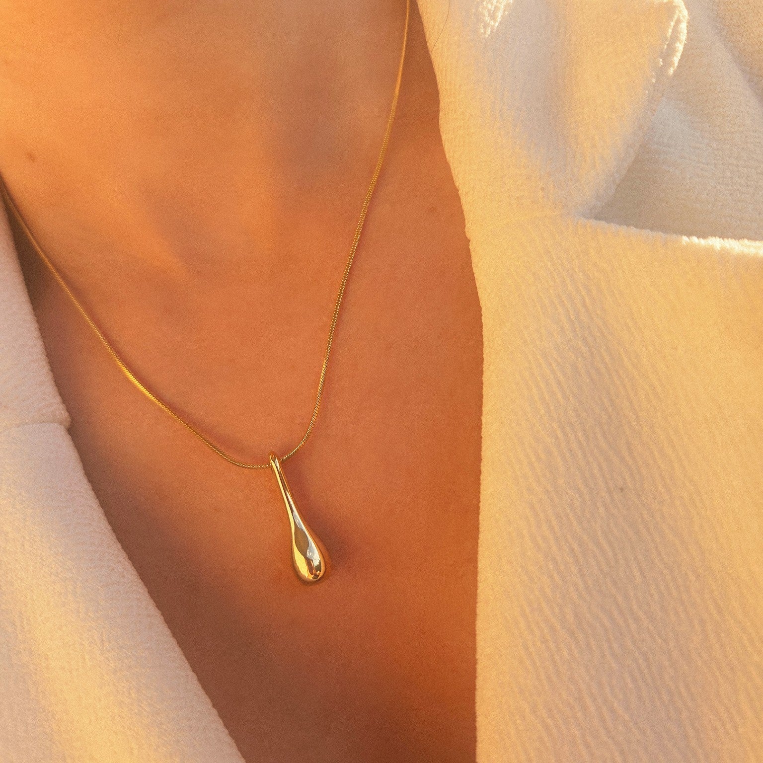 Collier pendentif goutte doré porté