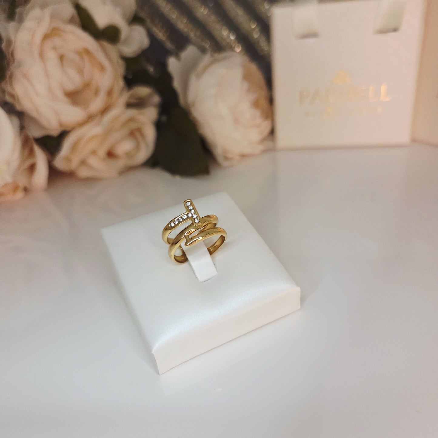 Bague initiale pavée design moderne