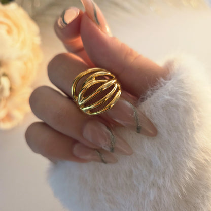 Caractéristiques :

Matière : acier inoxydable doré (résistant et durable)

Design : ajouré, effet volume moderne

Taille : ajustable (confort et adaptabilité)

Style : contemporain et élégant

👉 Une bague idéale pour un cadeau tendance ou pour compléter votre collection de bijoux dorés.