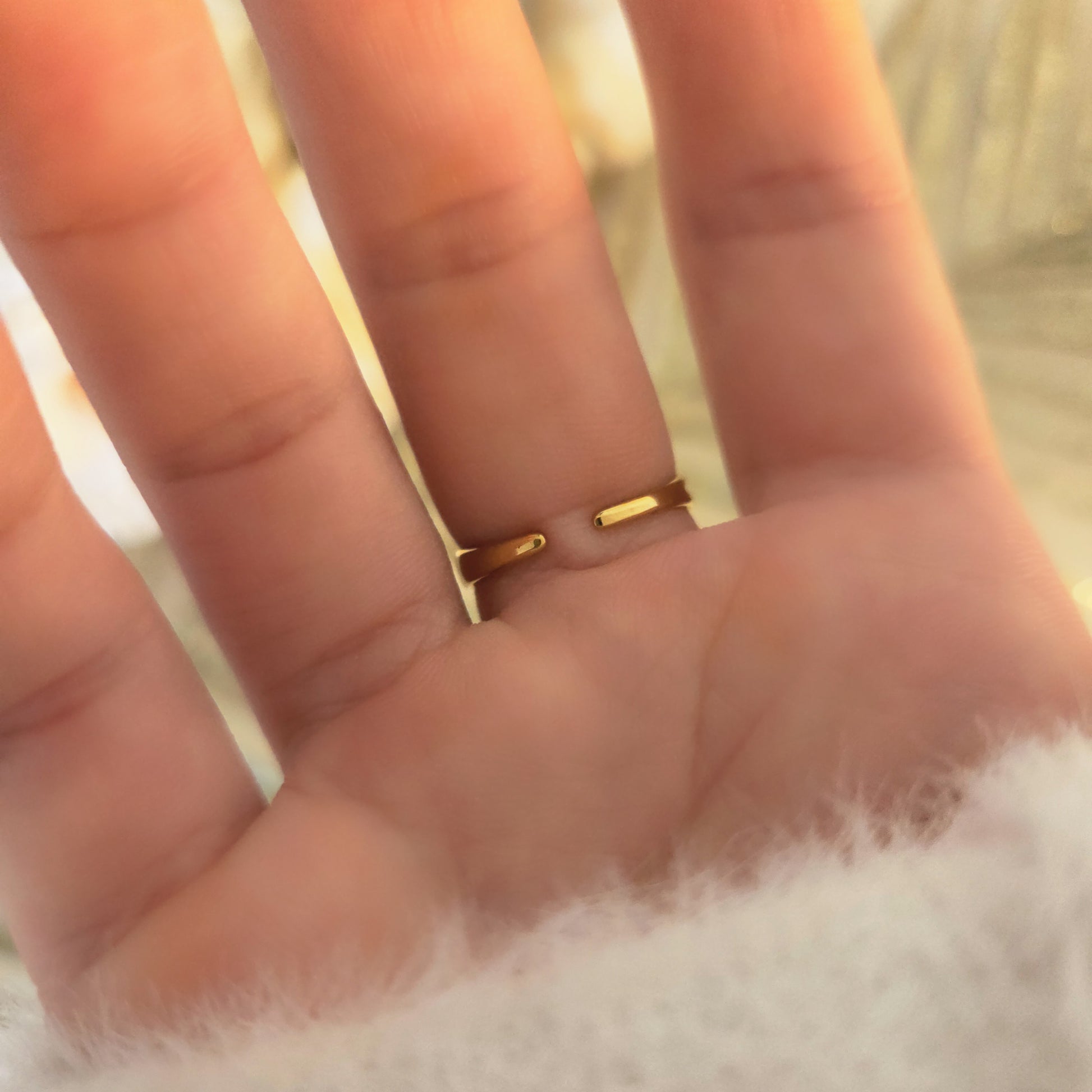 Bague dorée ajustable portée au doigt, chic et moderne – Collection Paribell