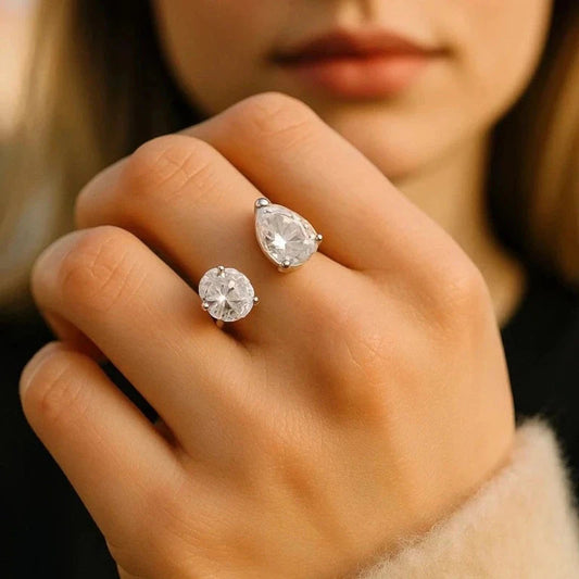Bague femme ajustable en acier inoxydable avec deux pierres scintillantes, une ronde et une goutte. Bijou raffiné, résistant à l’eau, parfait pour sublimer toutes vos tenues avec éclat et élégance.