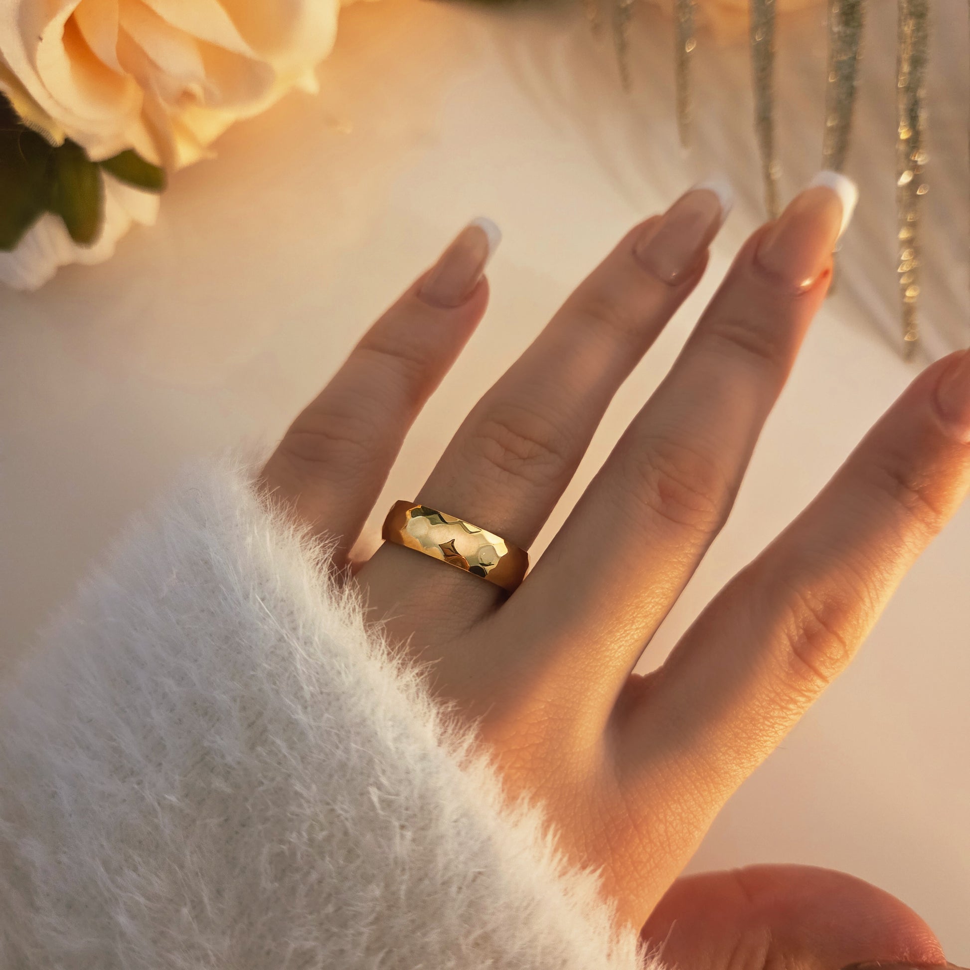 Bague alliance martelée au design minimaliste. Un bijou texturé élégant et intemporel, parfait seul ou en accumulation.