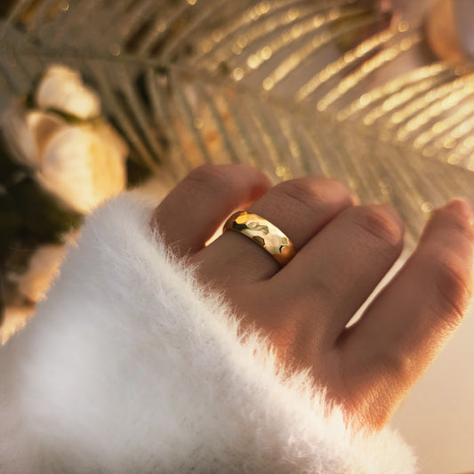 Bague alliance martelée effet texturé portée sur la main, bijou minimaliste moderne