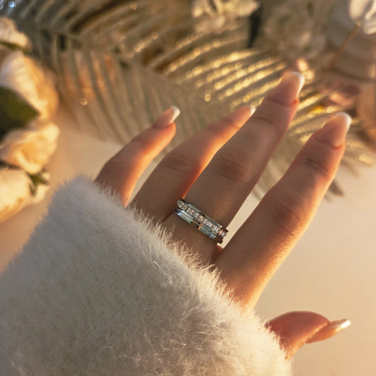 Bague alliance moderne avec ligne sertie portée sur la main, bijou élégant et contemporain