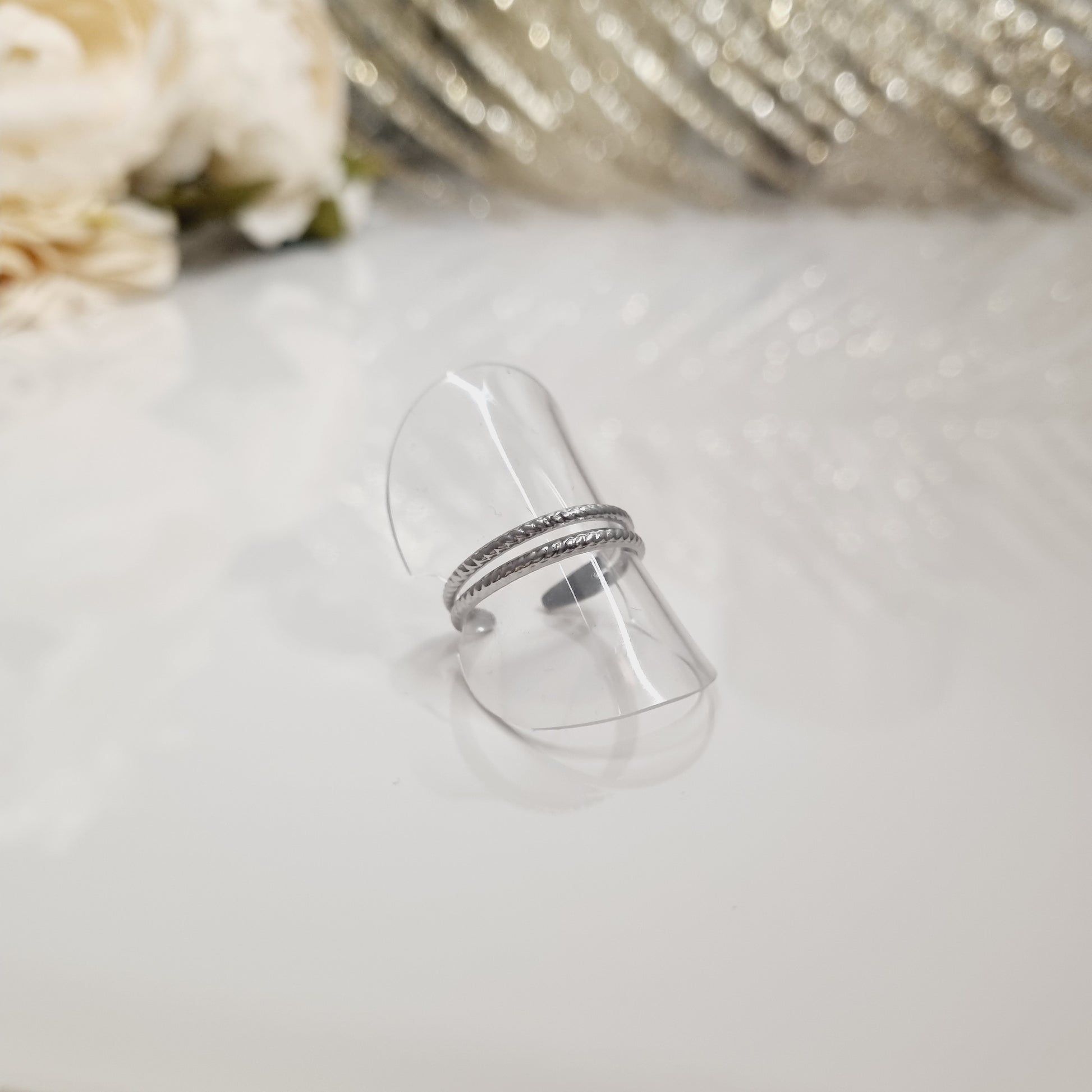 Image d'une bague argentée en acier inoxydable avec un design épuré, parfaite pour un look élégant et raffiné. Ce bijou de luxe est idéal pour toutes les occasions, grâce à sa brillance durable et sa solidité.