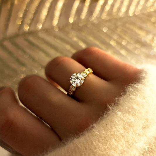 Bague avec une pierre centrale éclatante type zircon, style solitaire intemporel, idéale pour sublimer votre main en toute simplicité.