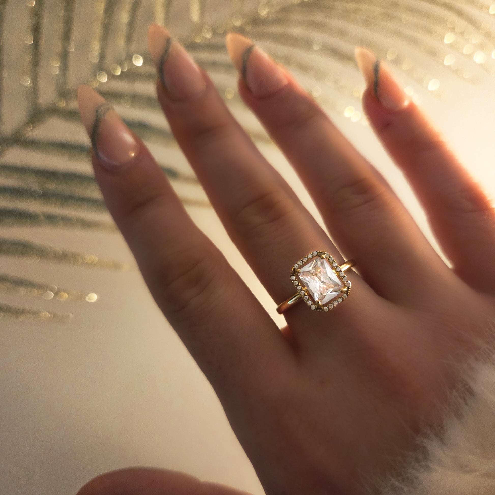 Bague dorée élégante en acier inoxydable sertie d’un zircon carré entouré d’éclats lumineux