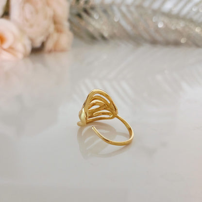 Vue sur la partie ajustable de la bague posée à plat. Design : ajouré, effet volume moderne

Taille : ajustable (confort et adaptabilité)

Style : contemporain et élégant.