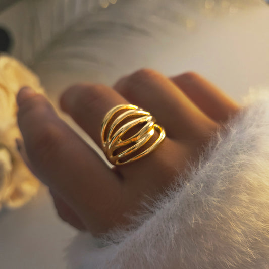 Bague dorée ajourée en acier inoxydable, design élégant et moderne avec effet volume, idéale comme bijou tendance pour femme.