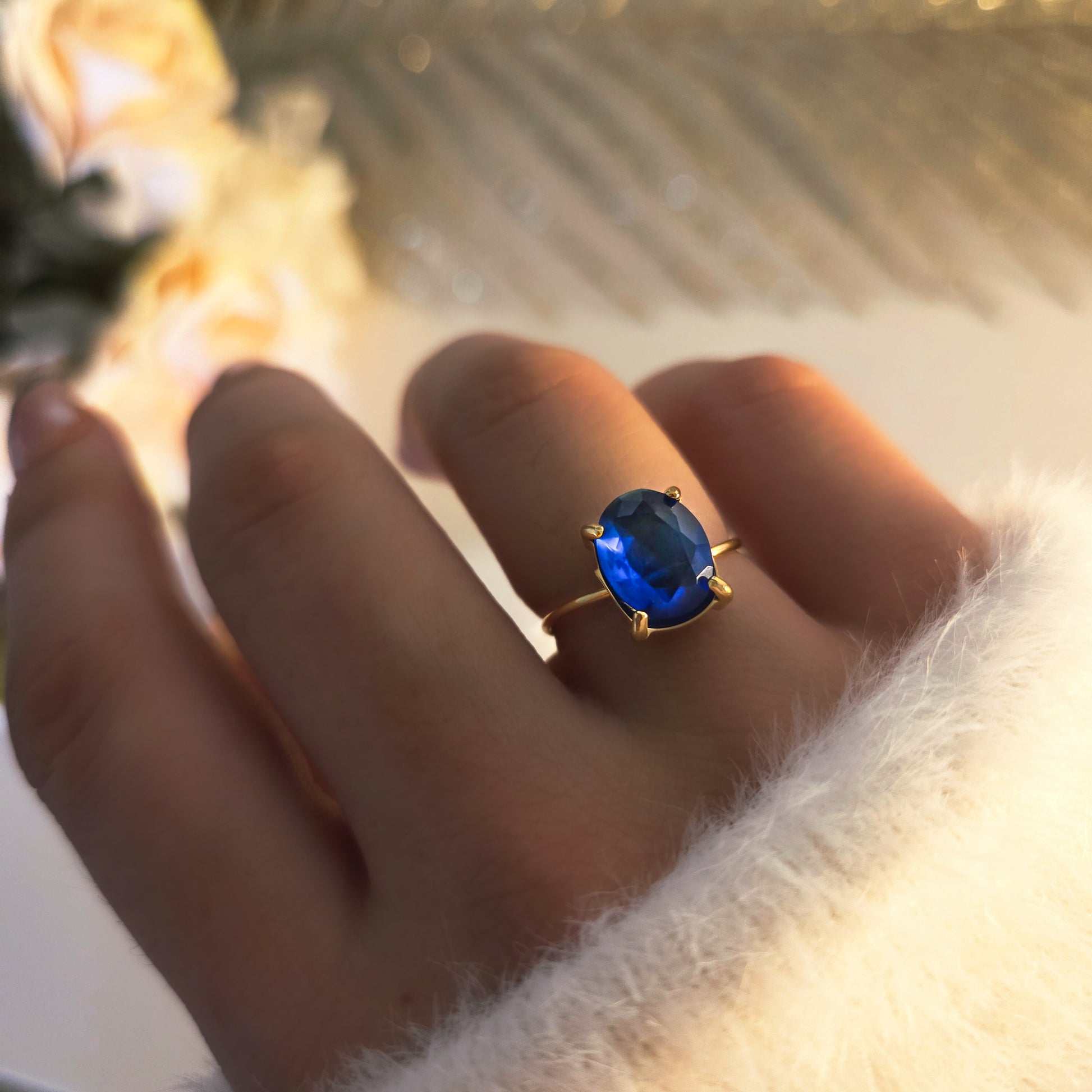 Bague dorée élégante en acier inoxydable sertie d’une pierre bleue effet saphir