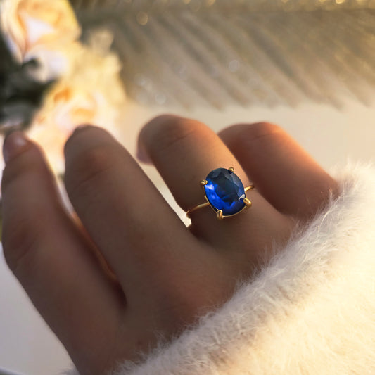 Bague dorée élégante en acier inoxydable sertie d’une pierre bleue effet saphir