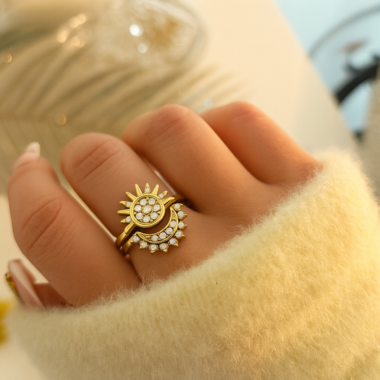 Bague dorée en acier inoxydable sertie d’éclats scintillants, motif Soleil & Lune