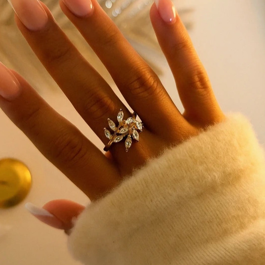 Bague dorée en acier inoxydable ajustable avec zircons en forme de feuilles