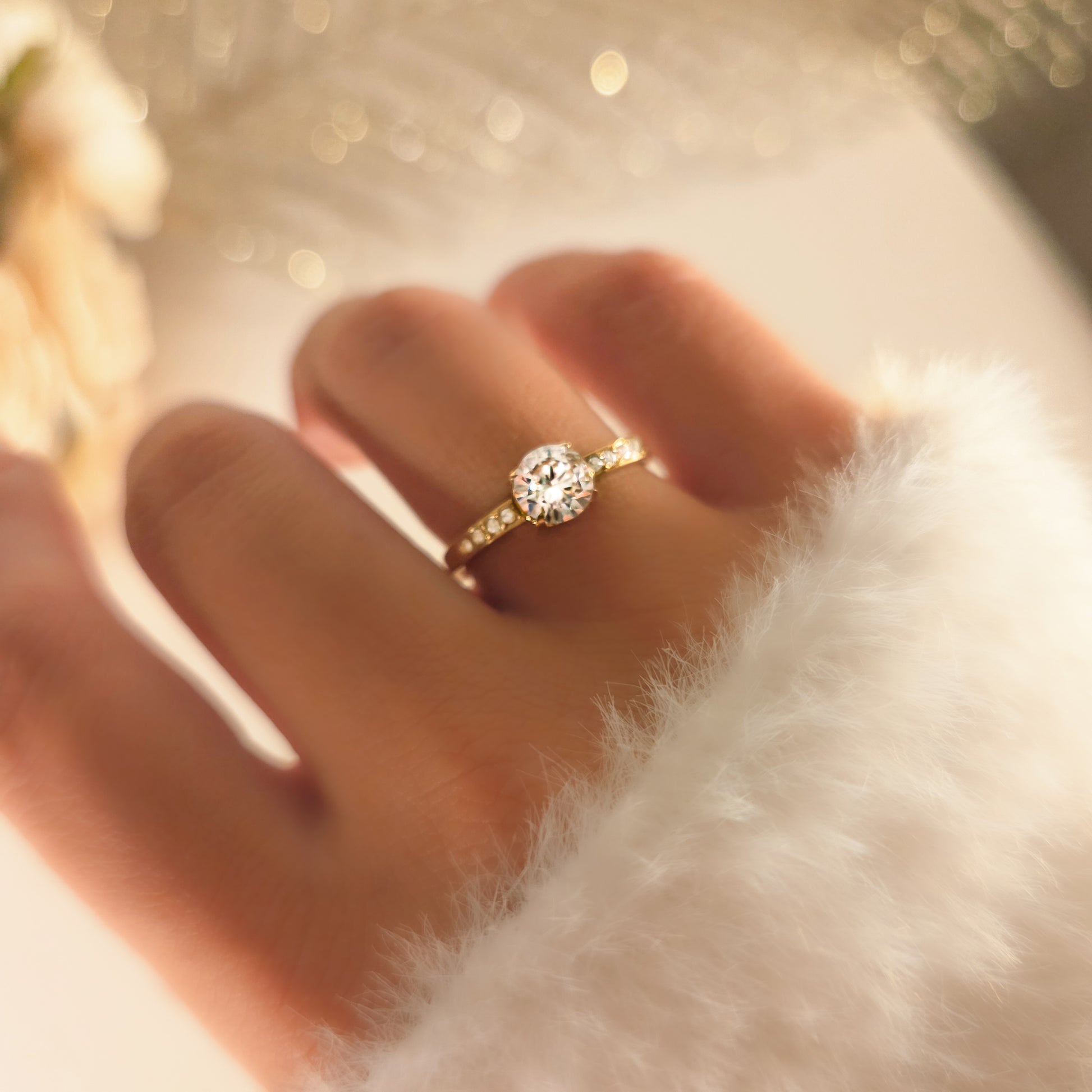 Bague dorée en acier inoxydable avec zircon rond brillant et incrustations scintillantes photo portée