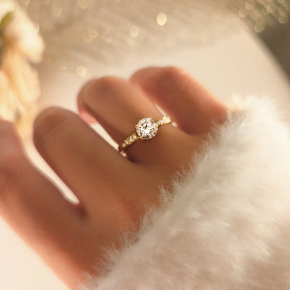 Bague dorée en acier inoxydable avec zircon rond brillant et incrustations scintillantes photo portée