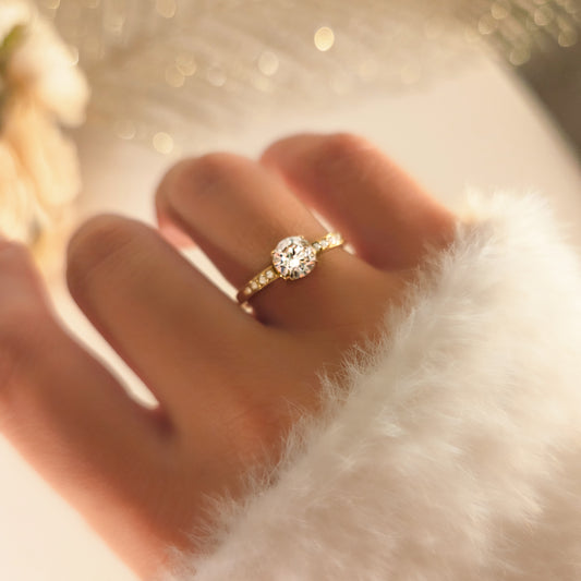 Bague dorée en acier inoxydable avec zircon rond brillant et incrustations scintillantes photo portée
