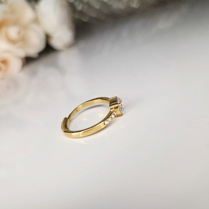 Bague dorée femme en acier inoxydable avec zircon rond central et incrustations de pierres scintillantes, bijou élégant et raffiné idéal pour mariage, fiançailles ou cadeau. Vue de derrière, sur la partie réglable.