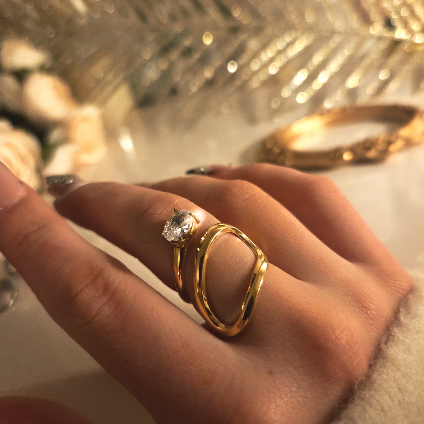 Bague dorée avec pierre lumineuse – autre vue