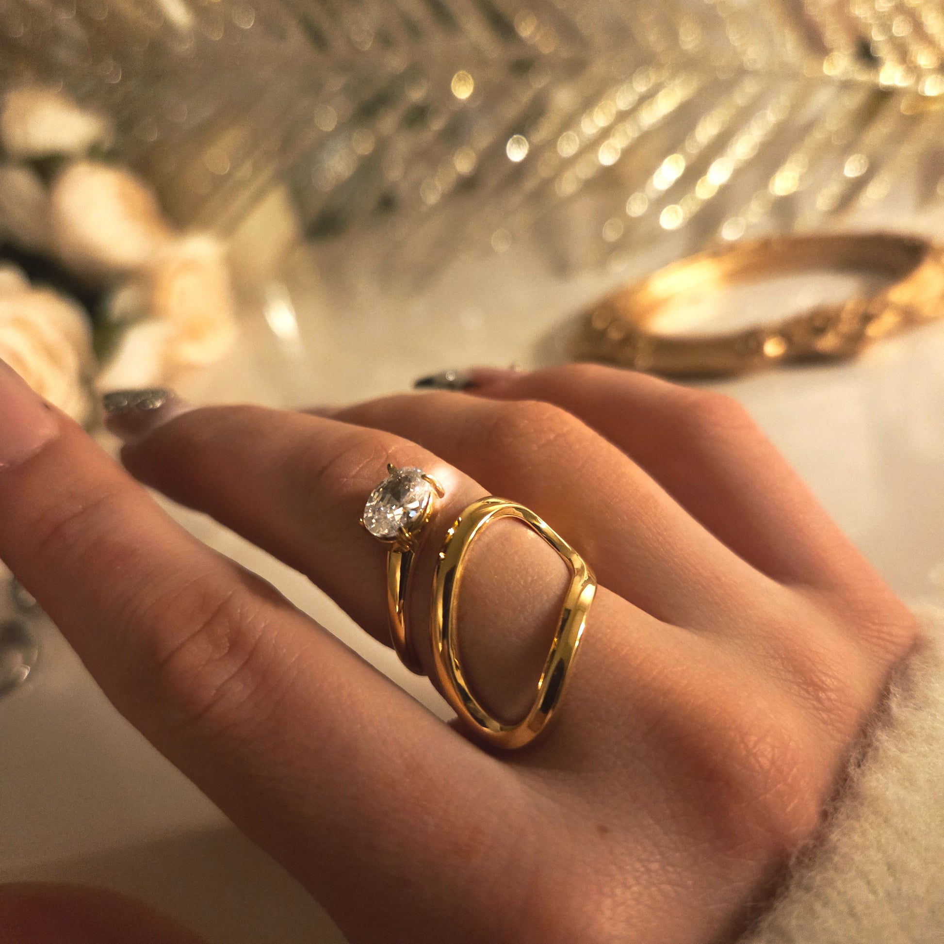 Bague dorée avec pierre lumineuse – autre vue