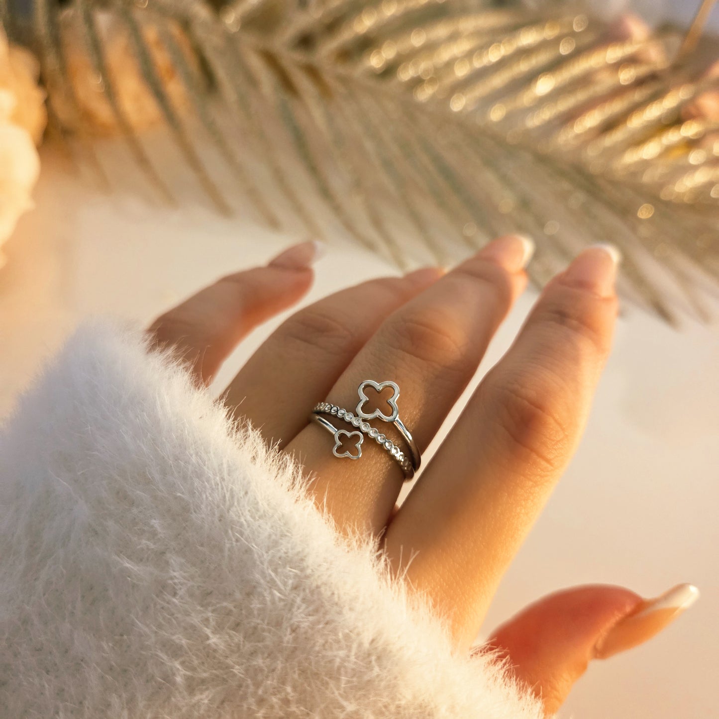 Bague double trèfle design minimaliste portée sur la main, bijou féminin et moderne