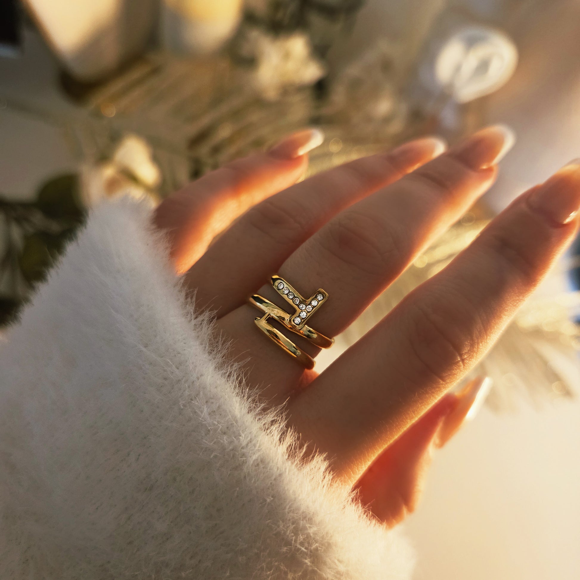 Bague initiale pavée avec structure double anneau. Un bijou moderne et personnalisé idéal à offrir ou à porter au quotidien.