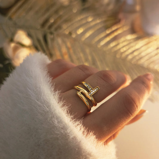 Bague initiale pavée avec double anneau portée sur la main, bijou personnalisé et moderne