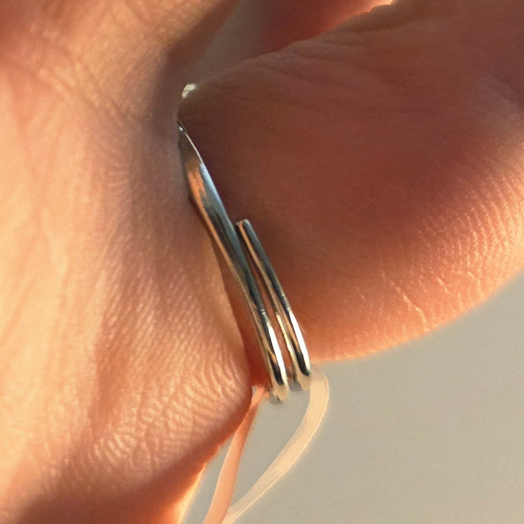 Bague élégante à pierre centrale forme poire, bijou féminin au design raffiné