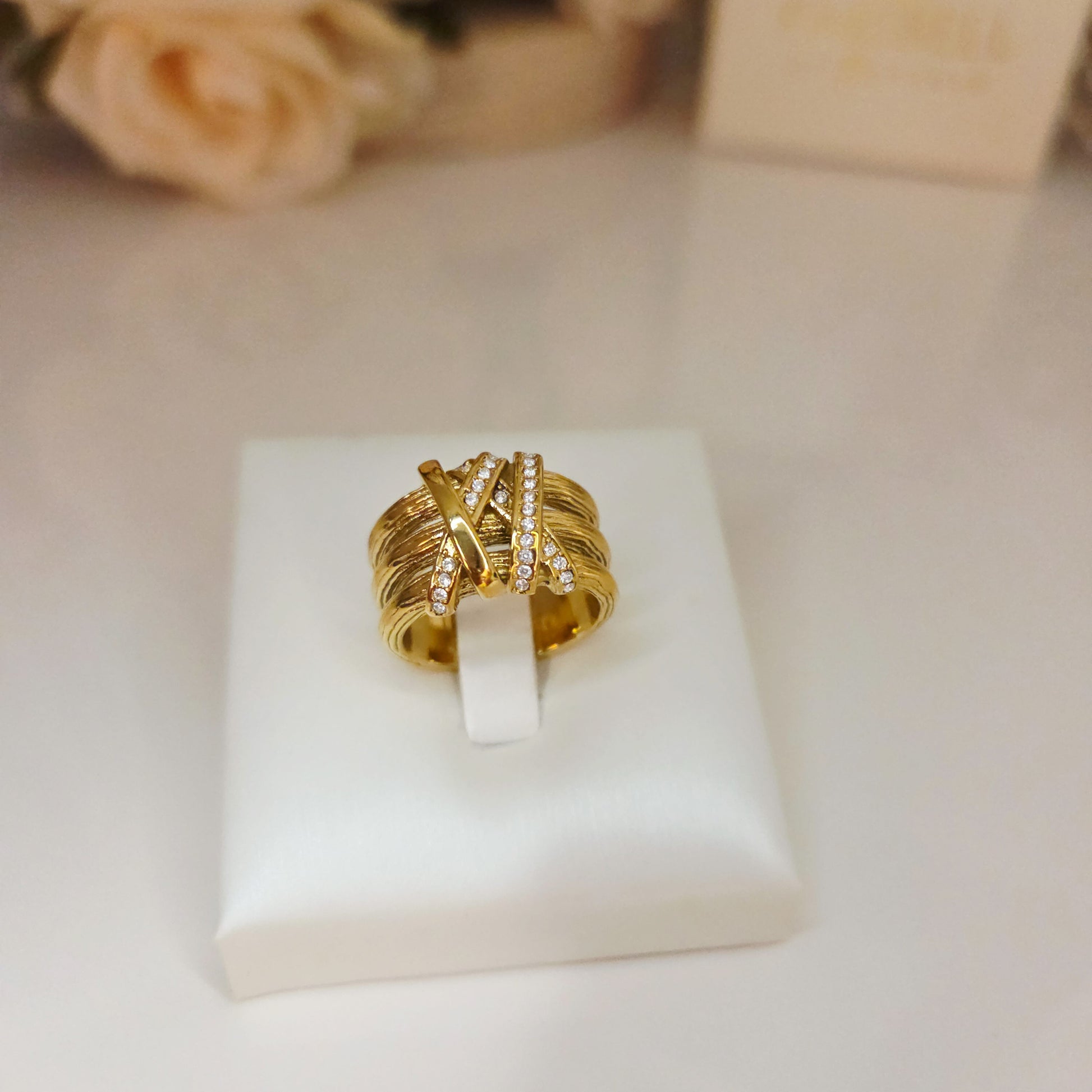 Bague large dorée texturée à strass – Bijou chic femme