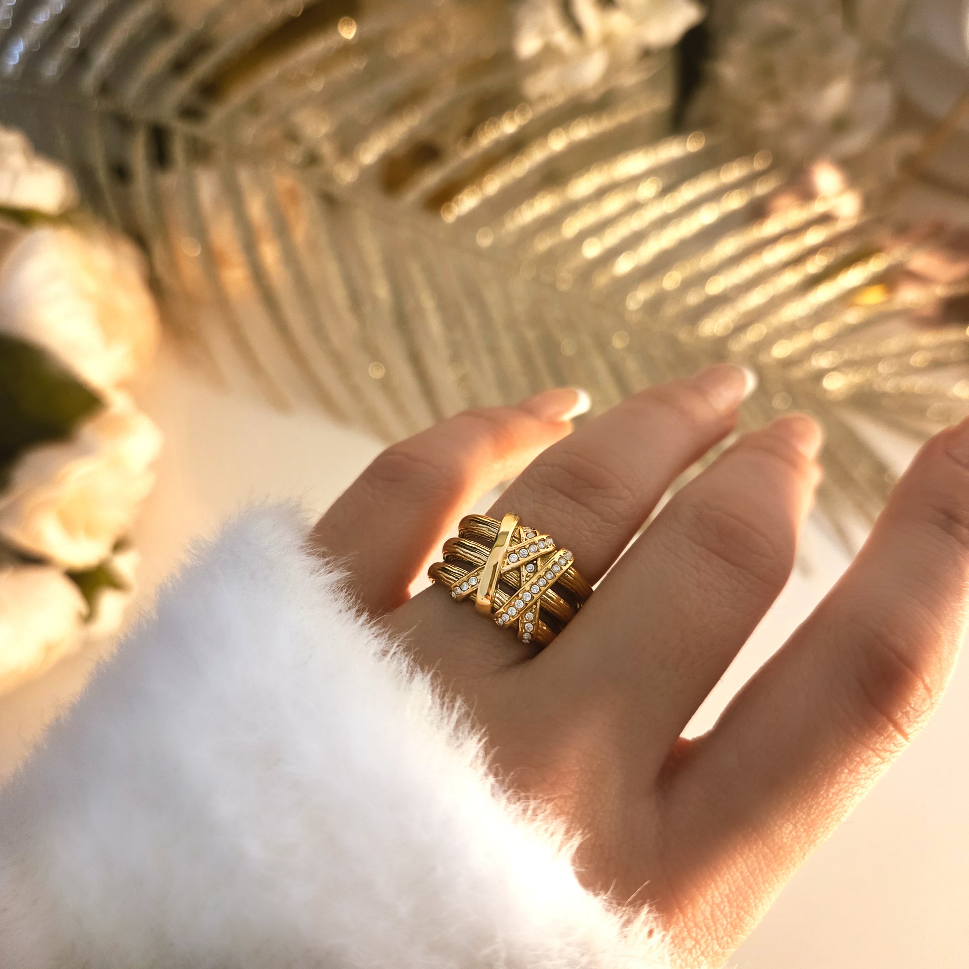 Bague femme dorée large avec design texturé et rangées de strass brillants. Photo portée