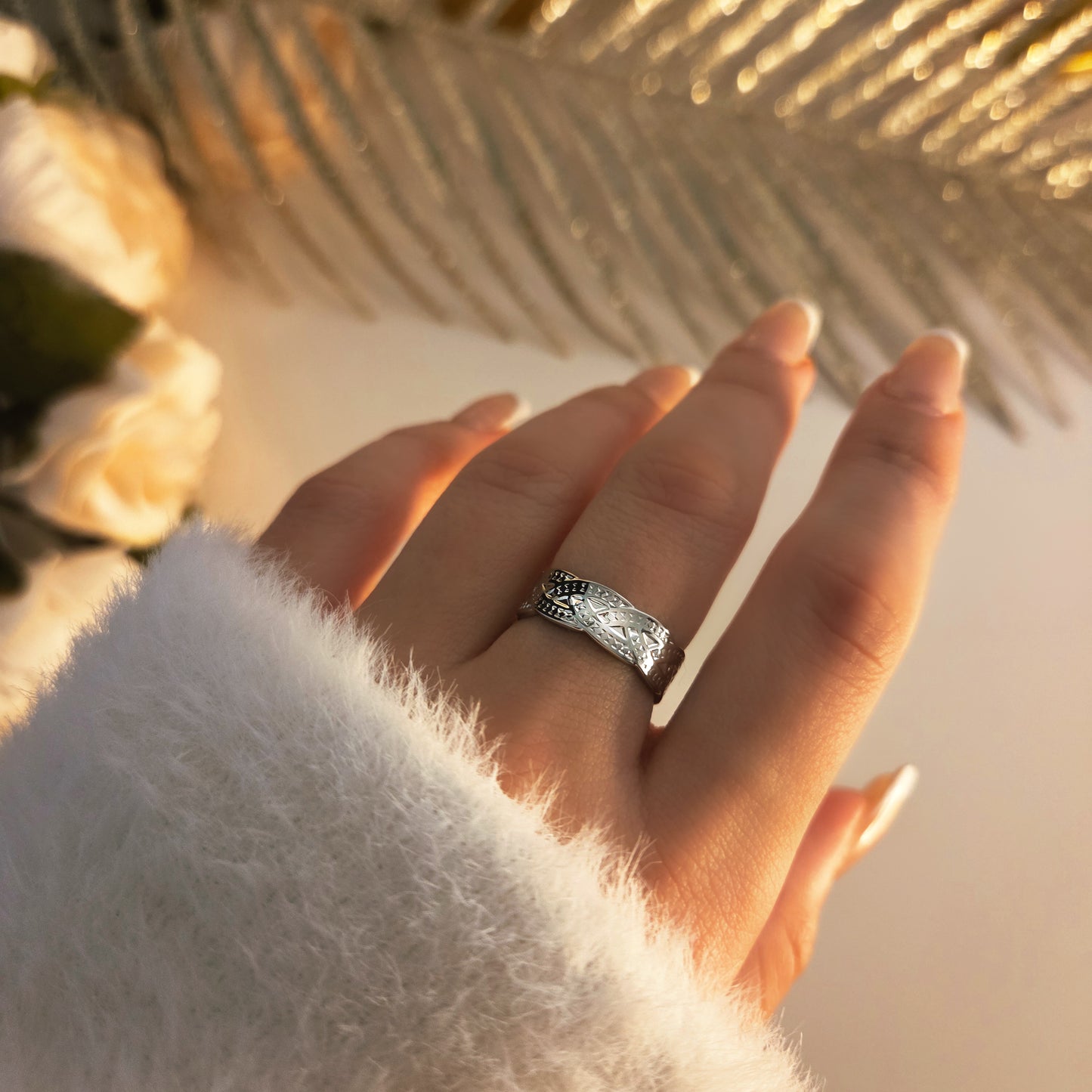 Bague large gravée au motif ethnique et texturé. Un bijou structuré et affirmé pour un style moderne et bohème chic.
