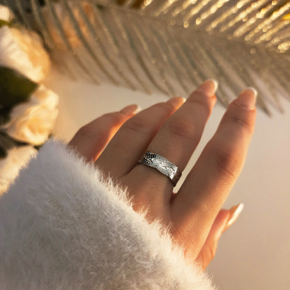 Bague large gravée au motif ethnique et texturé. Un bijou structuré et affirmé pour un style moderne et bohème chic.