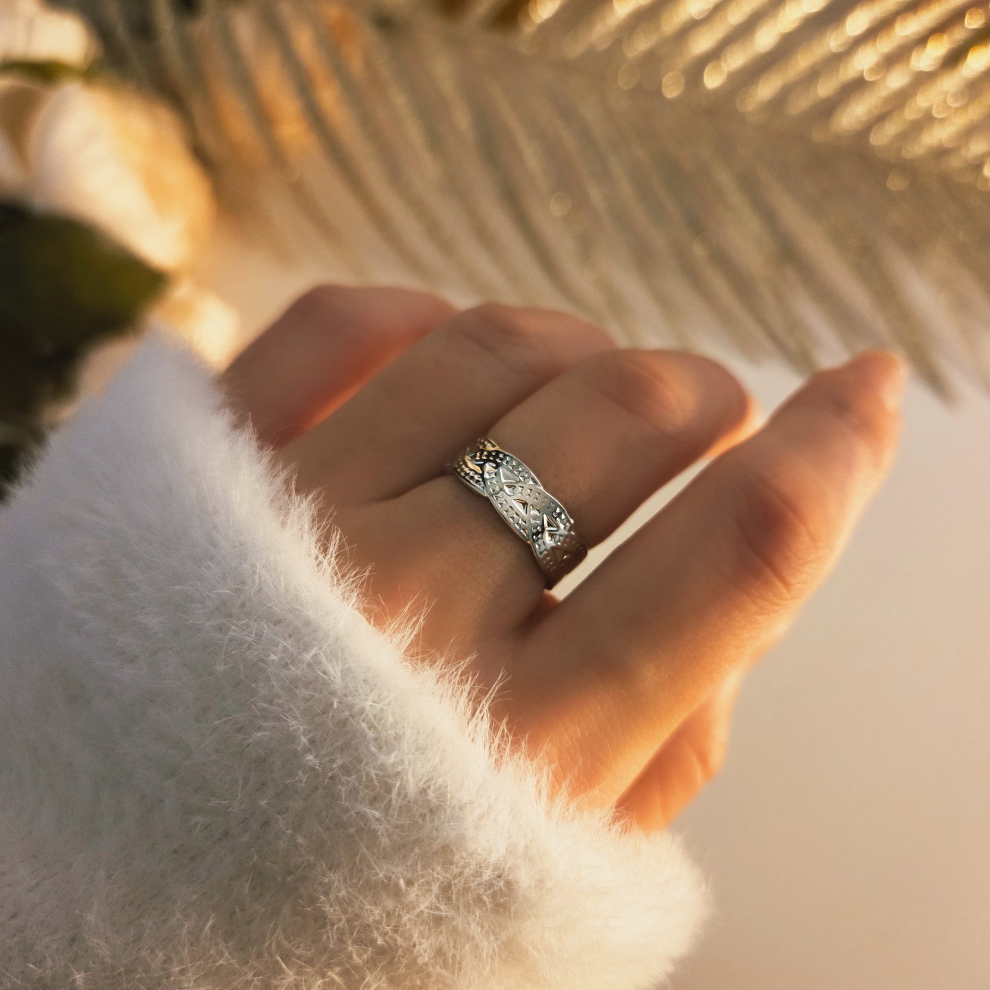 Bague large gravée avec motif ethnique portée sur la main, bijou texturé et audacieux