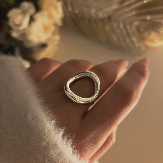 Bague large lisse effet bombé portée sur la main, bijou minimaliste et moderne