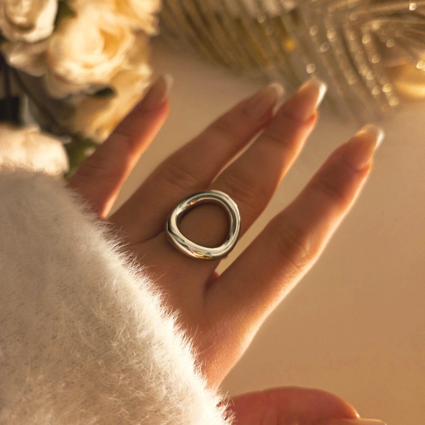 Bague large lisse effet bombé portée sur la main, bijou minimaliste et moderne
