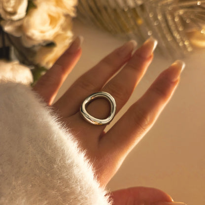 Bague large lisse effet bombé portée sur la main, bijou minimaliste et moderne