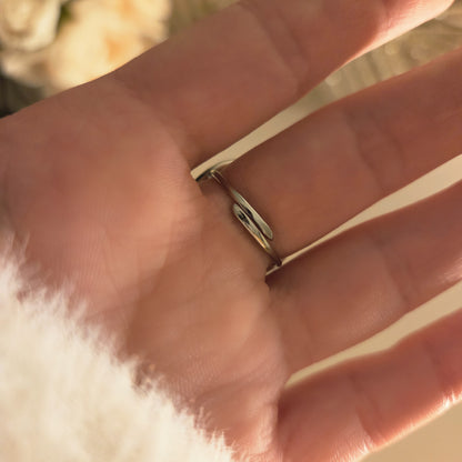 Bague large lisse effet bombé portée sur la main, bijou minimaliste et moderne