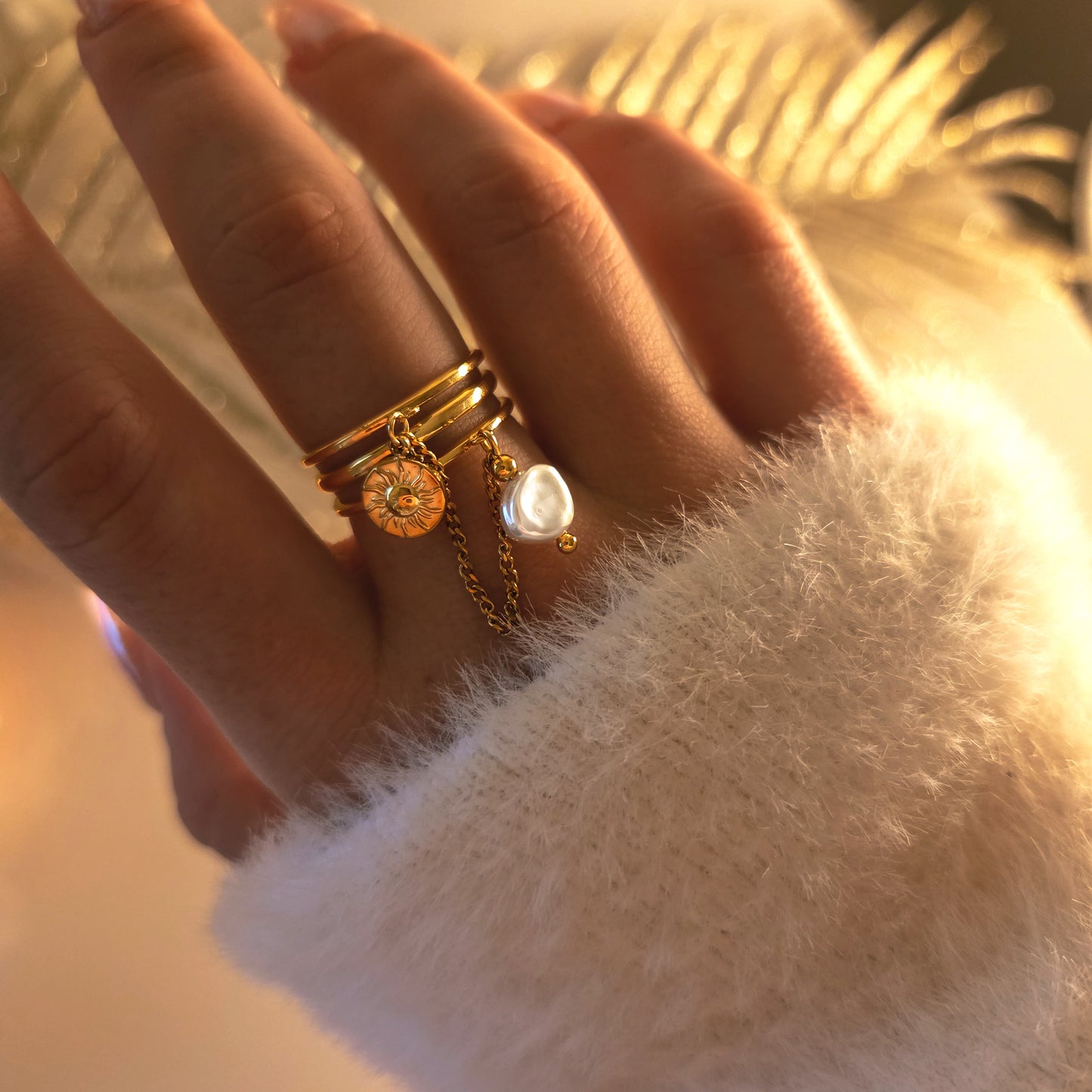 Bague multi-anneaux avec pendentifs soleil et perle
