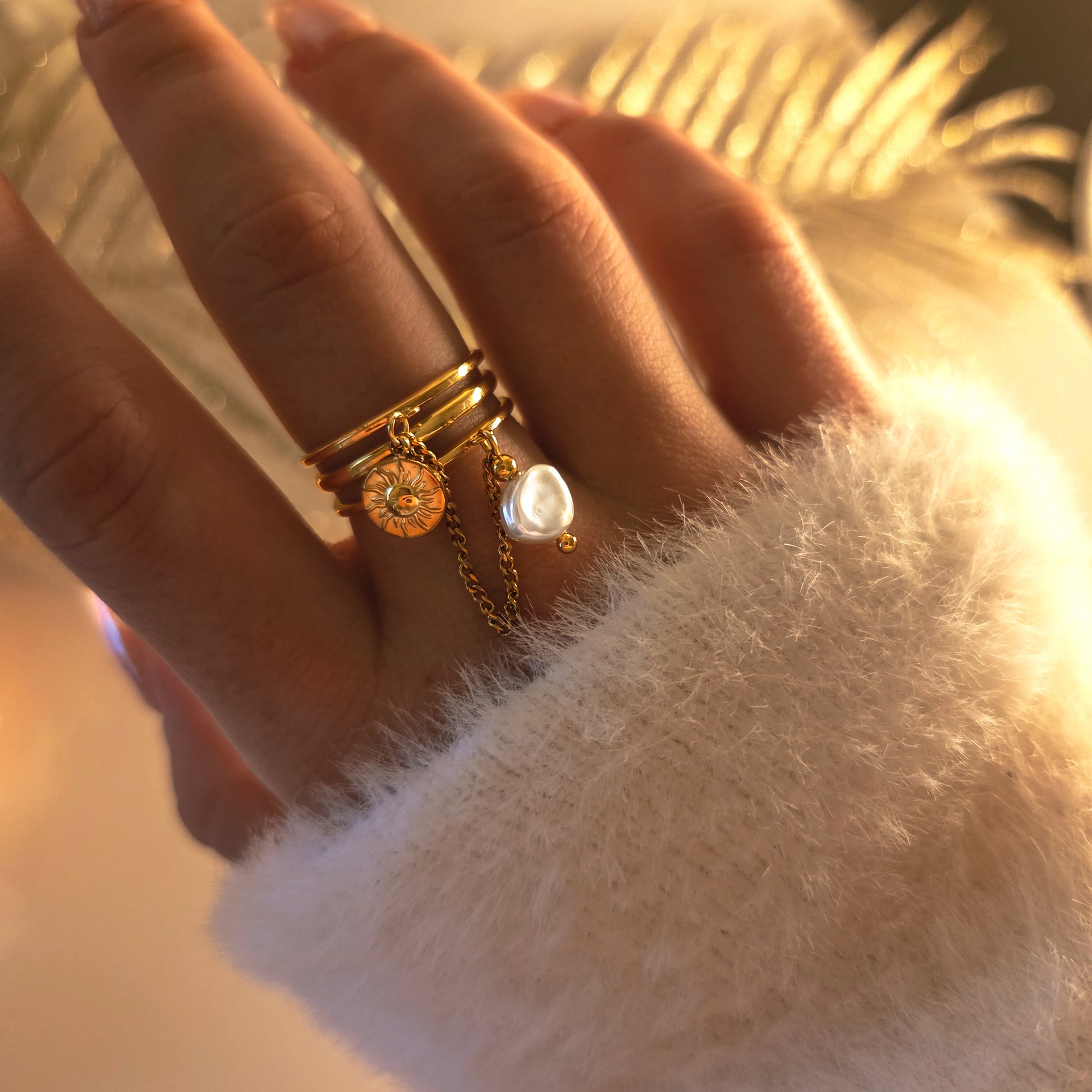 Bague multi-anneaux avec pendentifs soleil et perle