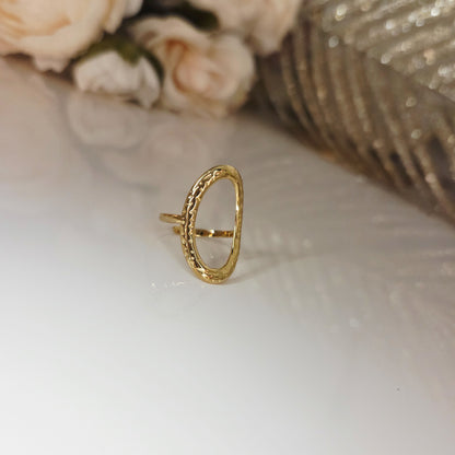 Bague ovale ajourée au contour texturé, bijou élégant et original. Une pièce statement idéale pour sublimer la main.