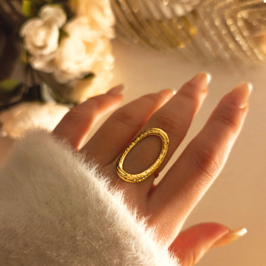 Bague ovale ajourée texturée portée sur la main, bijou élégant et moderne