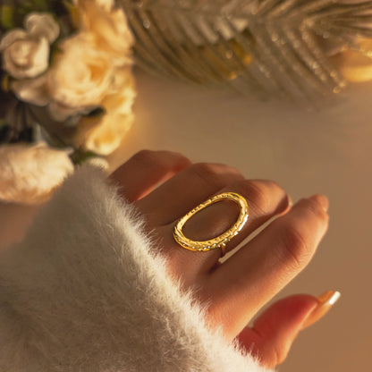 Bague ovale ajourée texturée – bijou statement élégant