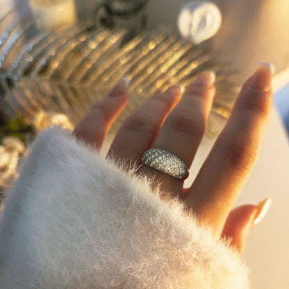 Portée en mouvement, la bague révèle toute sa présence et sa modernité. Elle accompagne les gestes avec fluidité. Un bijou pensé pour un style sûr de lui et élégant.