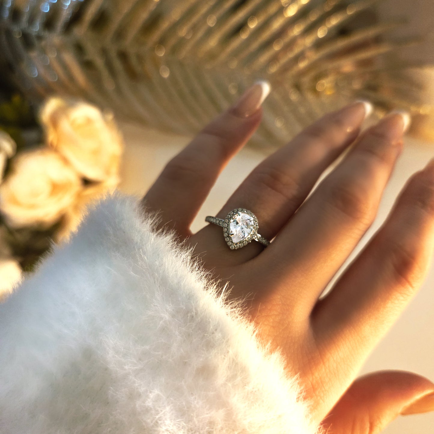 Détail de la bague avec pierre centrale en forme poire et entourage délicat