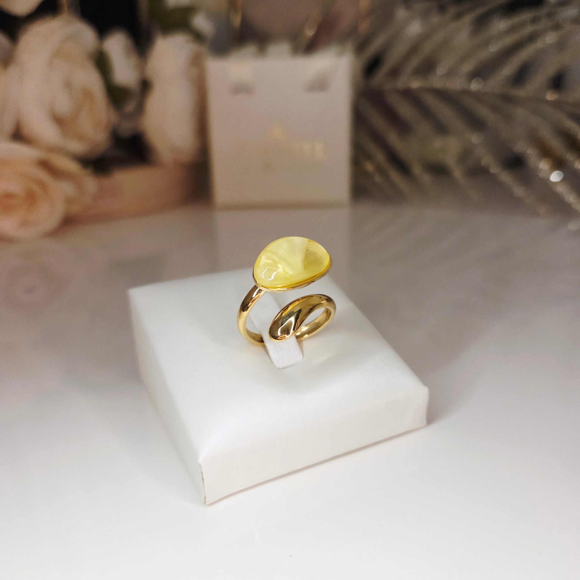 Bague élégante avec pierre ovale lisse, design moderne, bijou raffiné présenté sur support.