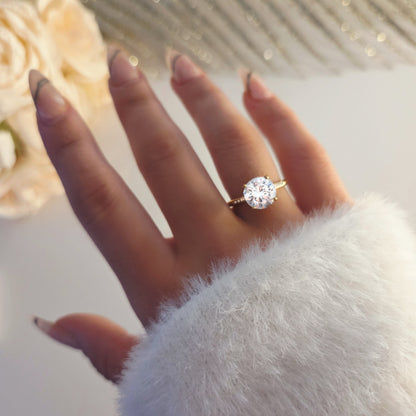 Bague solitaire dorée en acier inoxydable, sertie d’une pierre ronde en oxyde de zirconium, bijou intemporel et élégant pour femme.