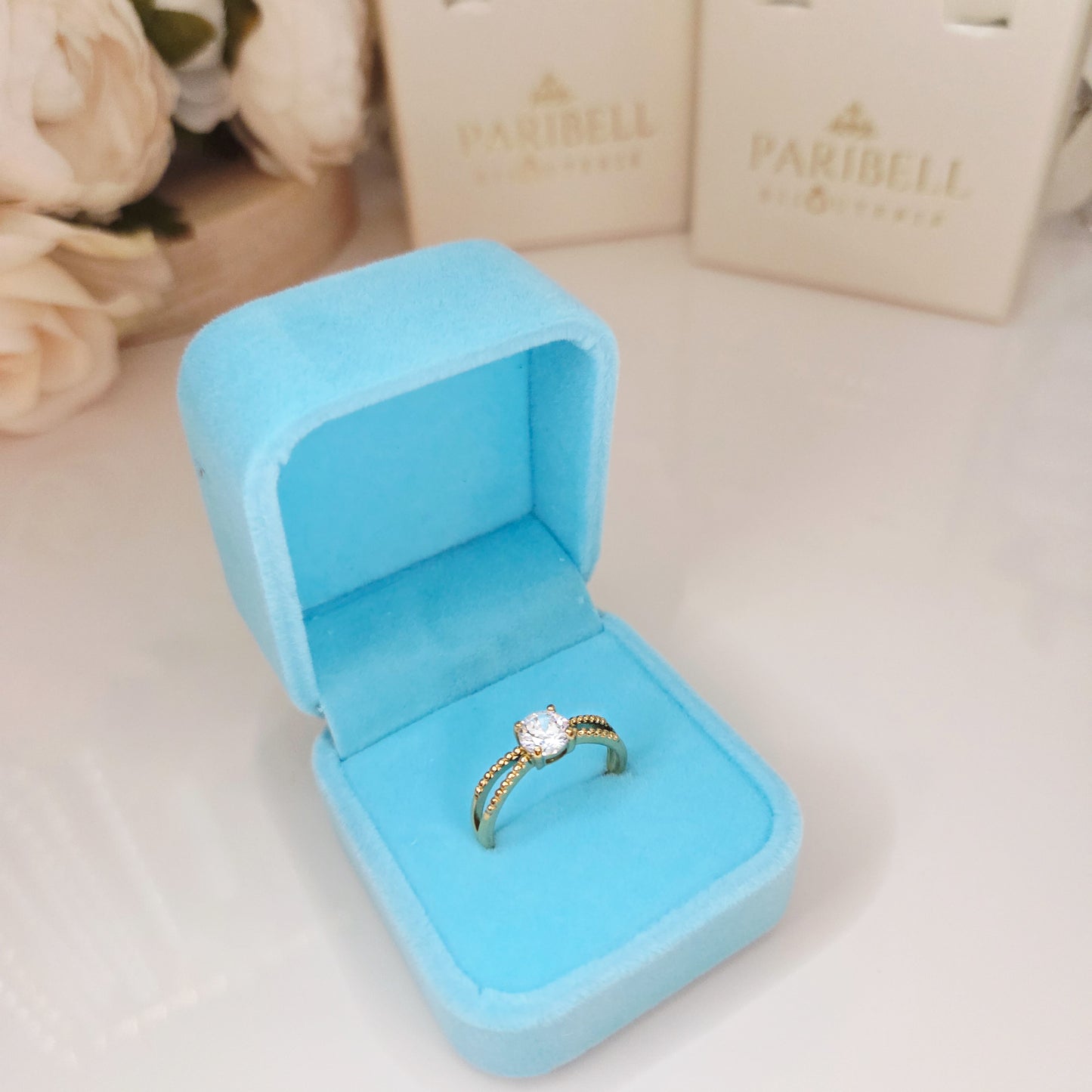 Bague solitaire sertie présentée dans un écrin, bijou élégant idéal à offrir pour une occasion spéciale