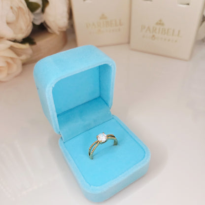 Bague solitaire sertie présentée dans un écrin, bijou élégant idéal à offrir pour une occasion spéciale