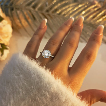 Bague solitaire ronde au design élégant et intemporel. Un bijou raffiné idéal pour sublimer la main au quotidien ou pour une occasion spéciale.