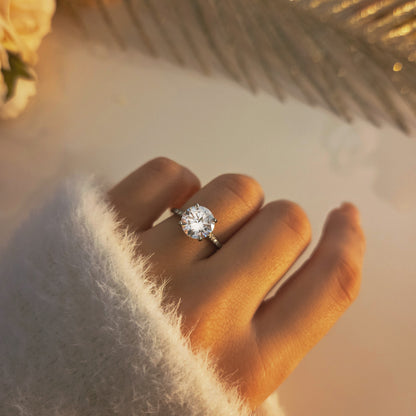 Bague solitaire ronde élégance intemporelle portée sur la main, bijou raffiné et lumineux